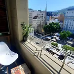 City Retreat: Cozy Balcony!