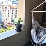 City Retreat: Cozy Balcony!
