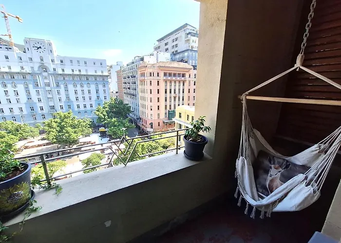 City Retreat: Cozy Balcony!