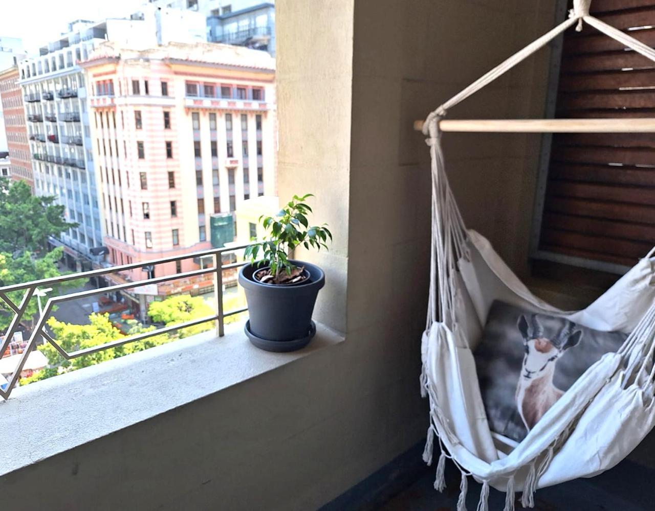 City Retreat: Cozy Balcony! *