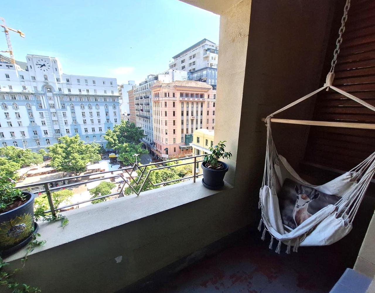 City Retreat: Cozy Balcony! * Cape Town