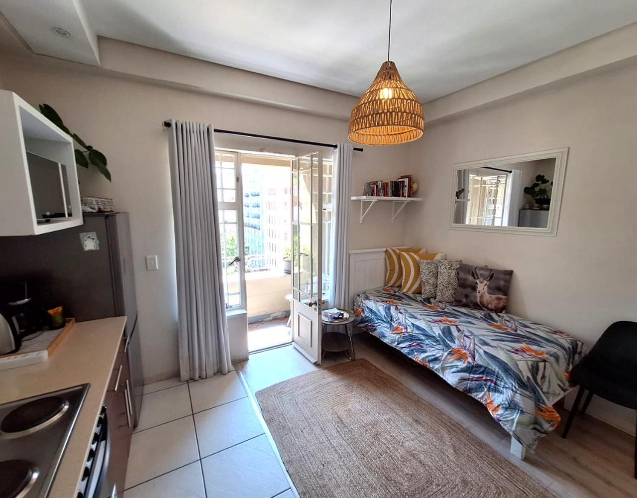 Apartment City Retreat: Cozy Balcony! *