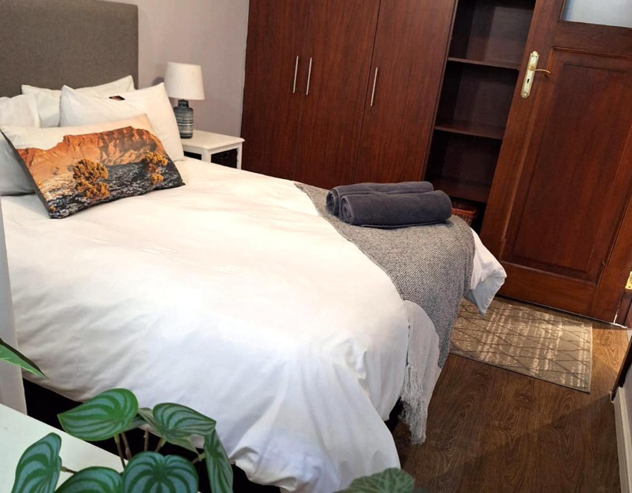 City Retreat: Cozy Balcony! Cape Town