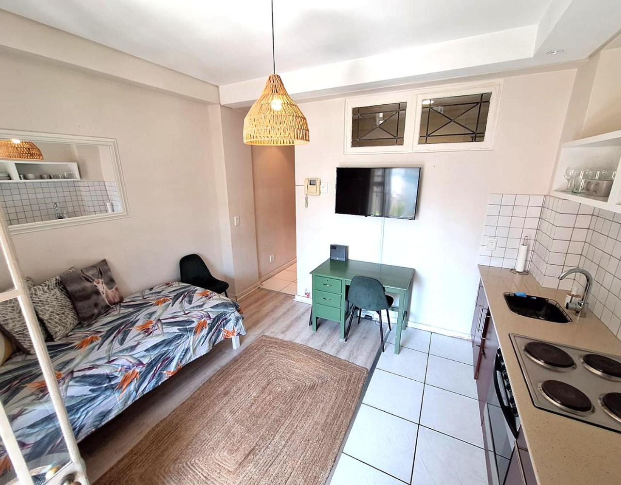 City Retreat: Cozy Balcony! * Cape Town
